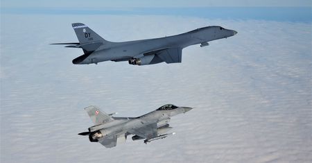 Polskie myśliwce F-16 eskortowały bombowiec B1-B