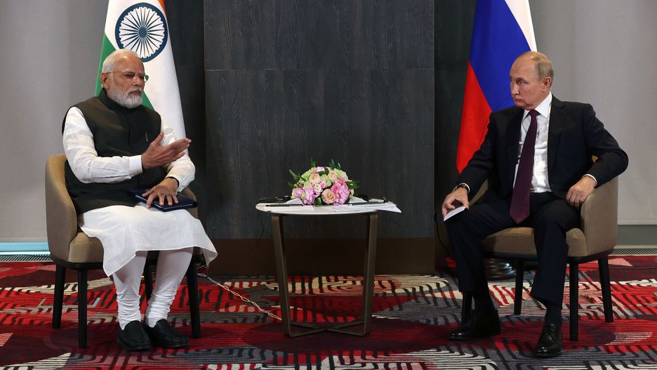 The Shanghai Cooperation Organisation (SCO) summit in Uzbekistan
epa10188207 Russian President Vladimir Putin (R) meets with Indian Prime Minister Narendra Modi on the sidelines of the 22nd Shanghai Cooperation Organisation Heads of State Council (SCO-HSC) Summit, in Samarkand, Uzbekistan, 16 September 2022. The SCO is an international alliance founded in 2001 in Shanghai and composed of China, India, Kazakhstan, Kyrgyzstan, Russia, Pakistan, Tajikistan, Uzbekistan and four Observer States interested in acceding to full membership - Afghanistan, Belarus, Iran, and Mongolia.  EPA/SERGEI BOBYLEV/SPUTNIK/KREMLIN POOL MANDATORY CREDIT 
Dostawca: PAP/EPA.
SERGEI BOBYLEV/SPUTNIK/KREMLIN POOL