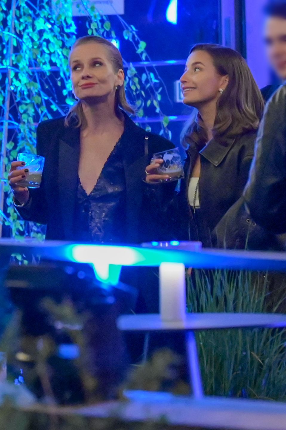 Julia Wieniawa baluje z Magdaleną Cielecką i Bartoszem Gelnerem