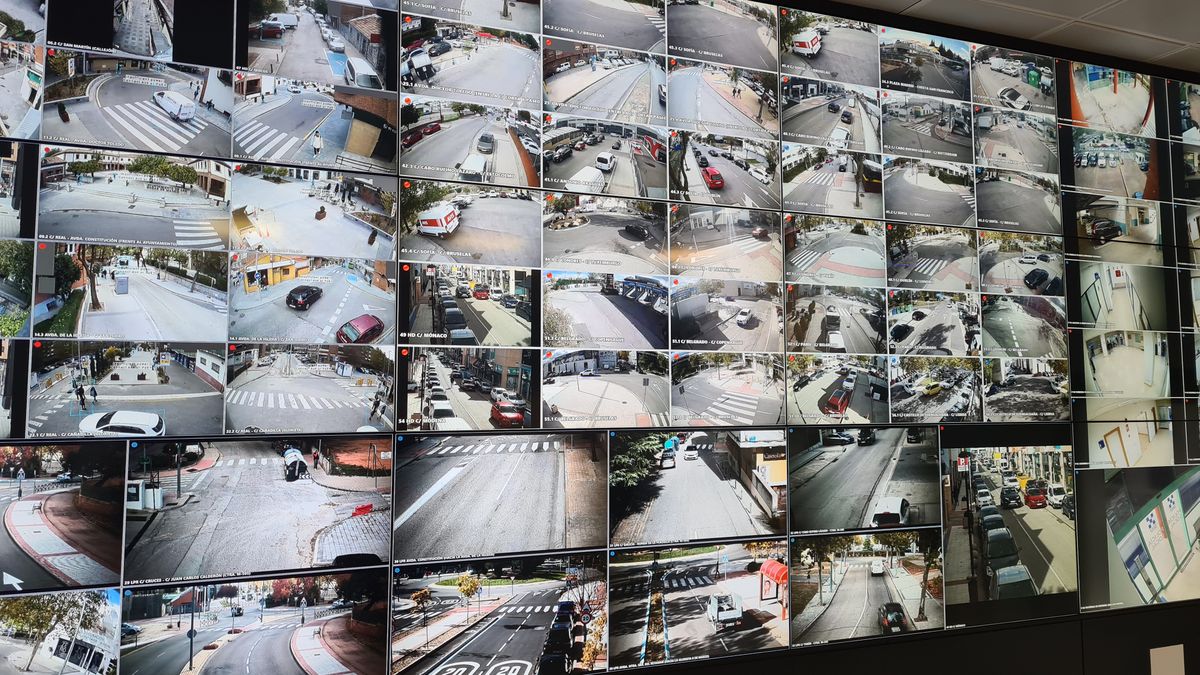 Centrum operacyjne policji wyposażone w monitoring Motorola Solutions