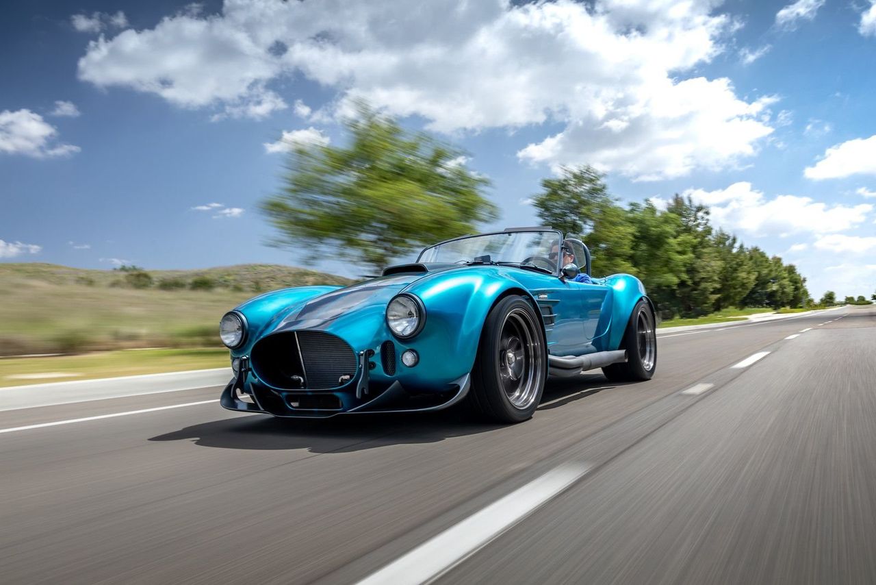 Superformance Mk III-R Cobra to połączenie dwóch światów. Siedmiolitrowe V8 i gwintowane zawieszenie