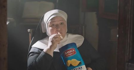 Skandal we Włoszech po emisji reklamy. Zakonnice jedzą chipsy zamiast hostii