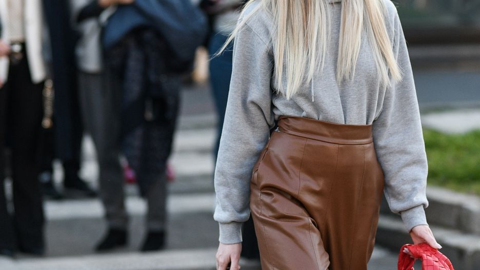Bluza damska pasuje do wielu stylizacji.