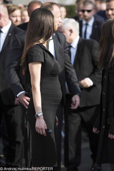 Marta Kaczyńska w trzeciej ciąży z dużym zaokrąglonym brzuchem na obchodach ósmej rocznicy katastrofy smoleńskiej