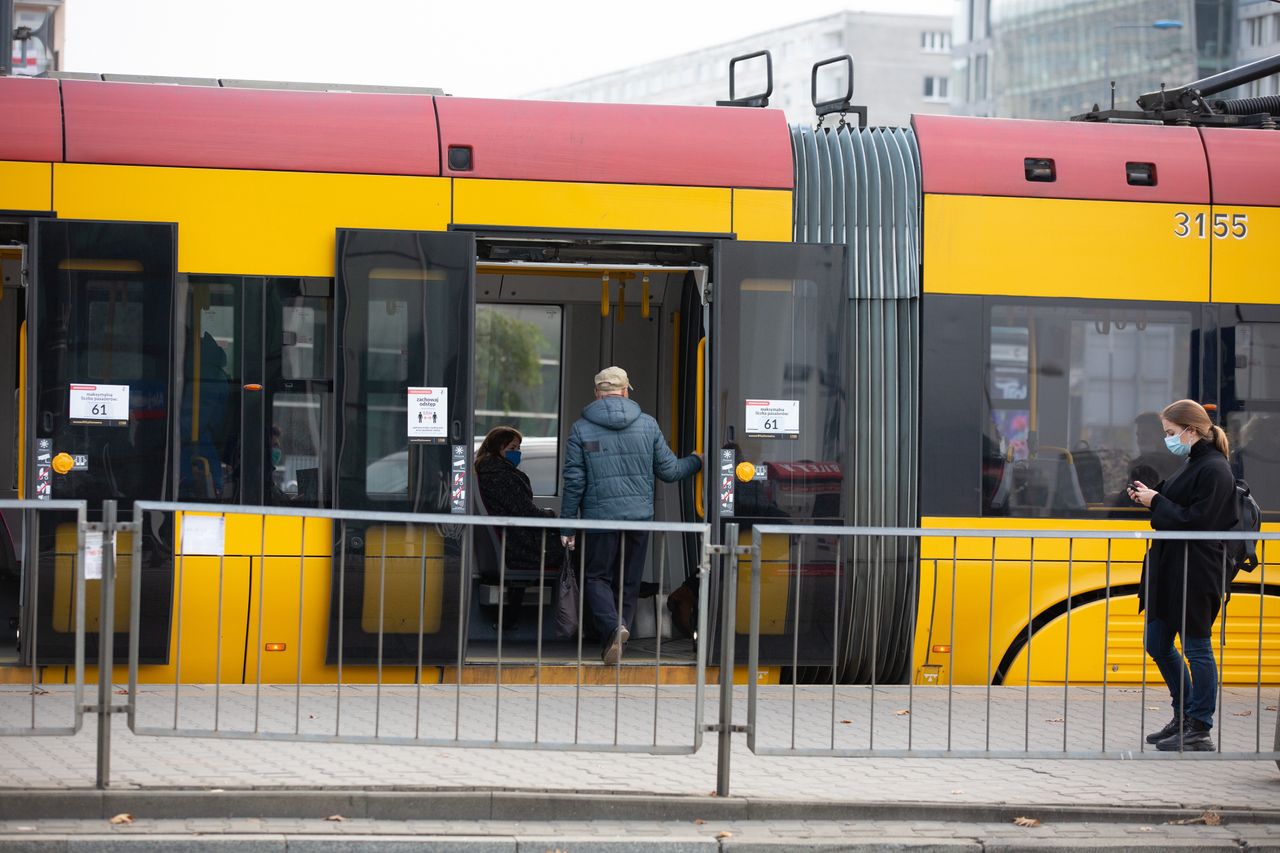 Pasażerowie warszawskiego tramwaju byli zaskoczeni 