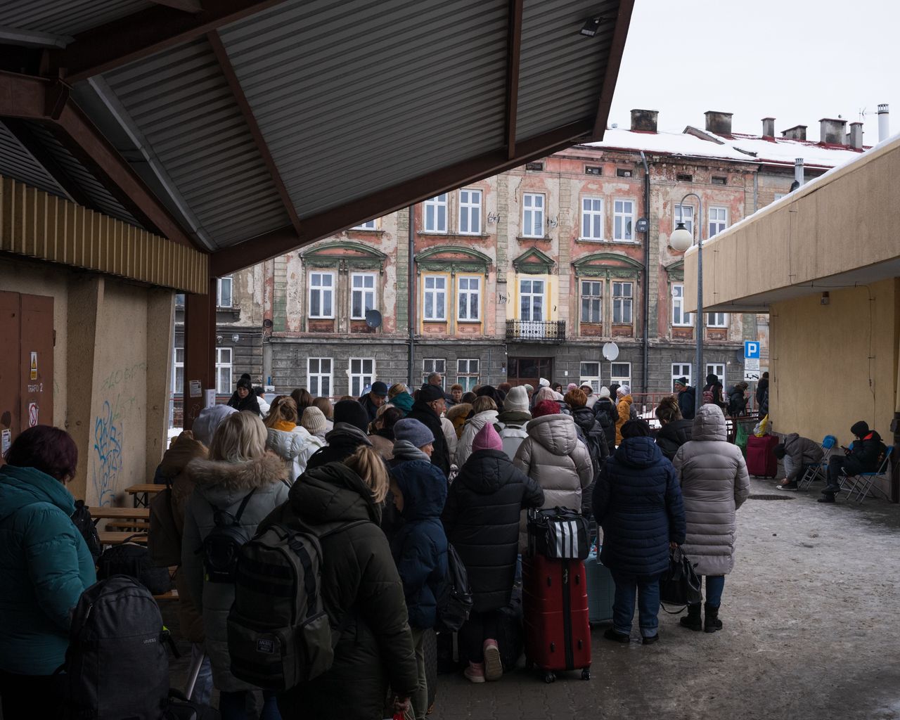 Kolejka na dworcu w Przemyślu, grudzień 2023, fot. AGATA_GRZYBOWSKA_PAH