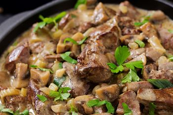 Wątróbka z tym dodatkiem wychodzi delikatna i bardzo kremowa. Każdy kęs rozpływa się w ustach