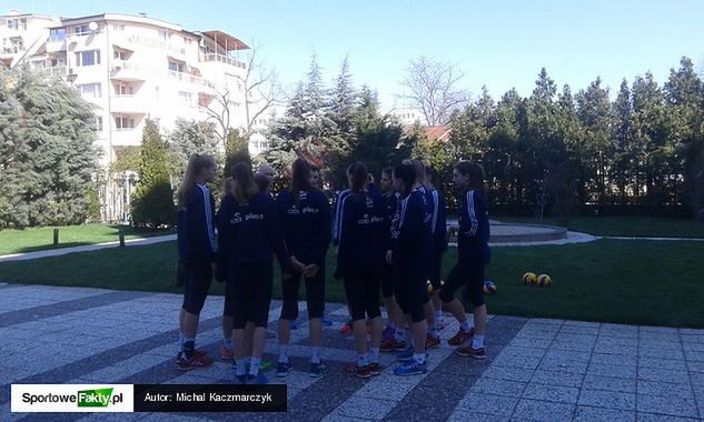 Reprezentacja szykuje się do treningu... na hotelowym trawniku