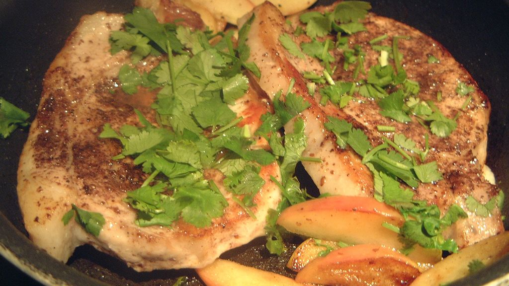 Peklowany schab wieprzowy bez kości (samo mięso) opiekany na patelni