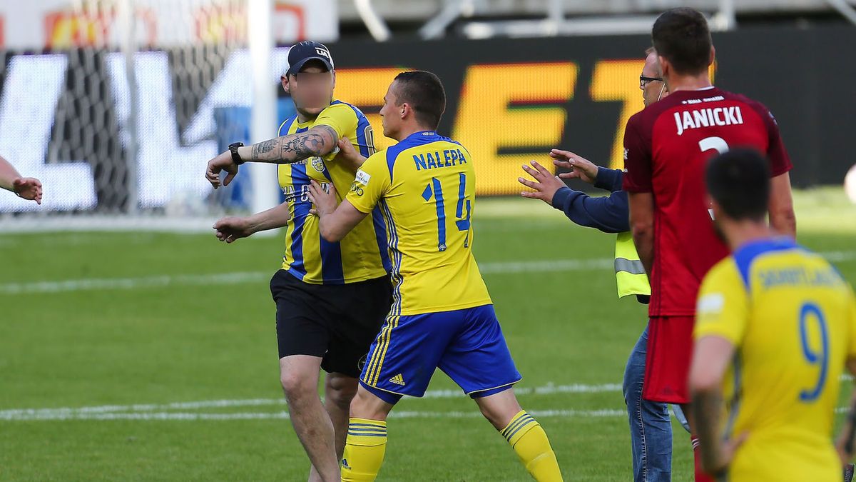 Zdjęcie okładkowe artykułu: Newspix / Piotr Matusewicz / PressFocus / Kibic wdarł się na murawę podczas meczu Arka Gdynia - Wisła Kraków.