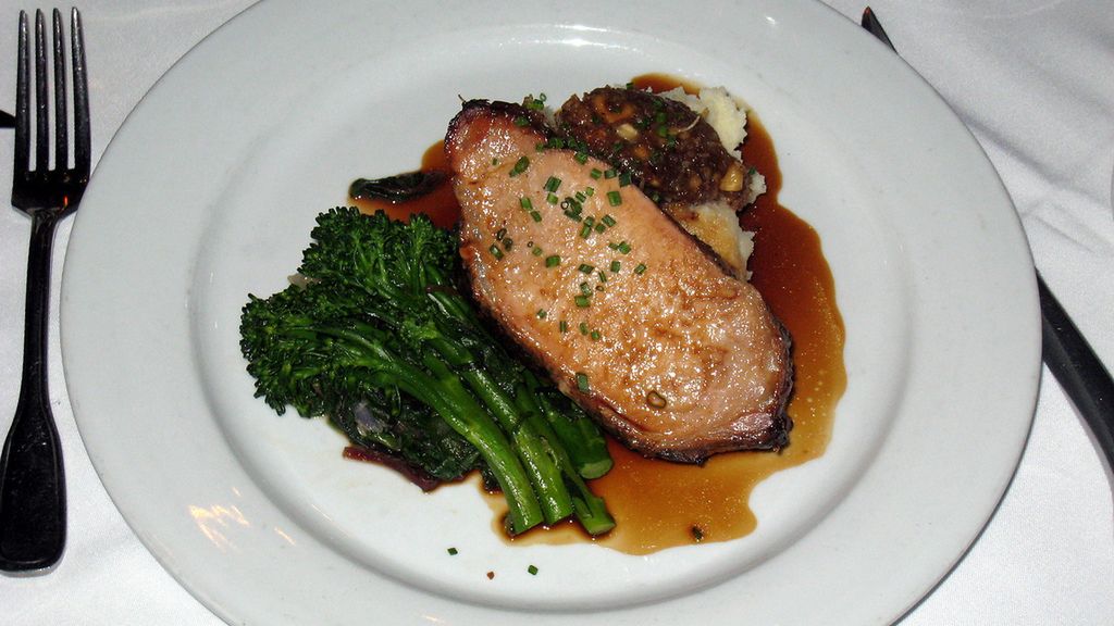 Peklowany schab wieprzowy bez kości (mięso i tłuszcz) opiekany na patelni