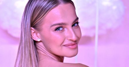 Karolina Pisarek w czarnej mini. Postawiła na niecodzienne dodatki