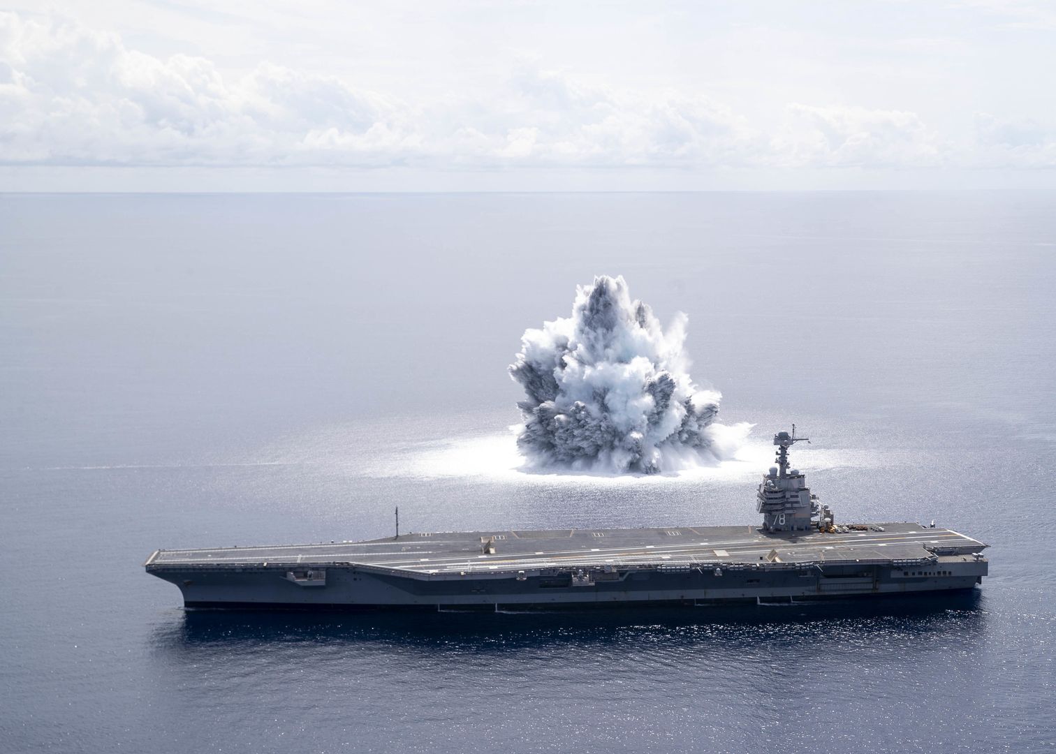 Lotniskowiec USS Gerald R. Ford podczas prób Full Ship Shock Trials
