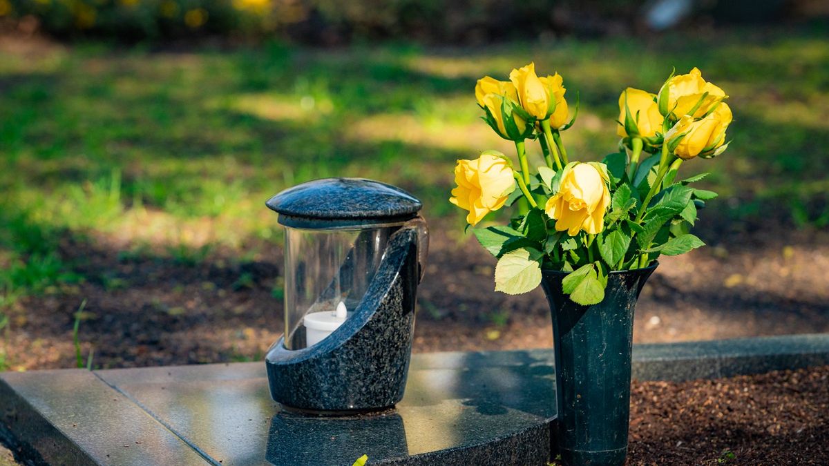 Kwiaty cięte mogą postać na cmentarzu nawet 2-3 tygodnie.