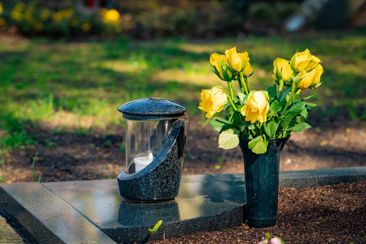 Kwiaty cięte mogą postać na cmentarzu nawet dwa lub trzy tygodnie.