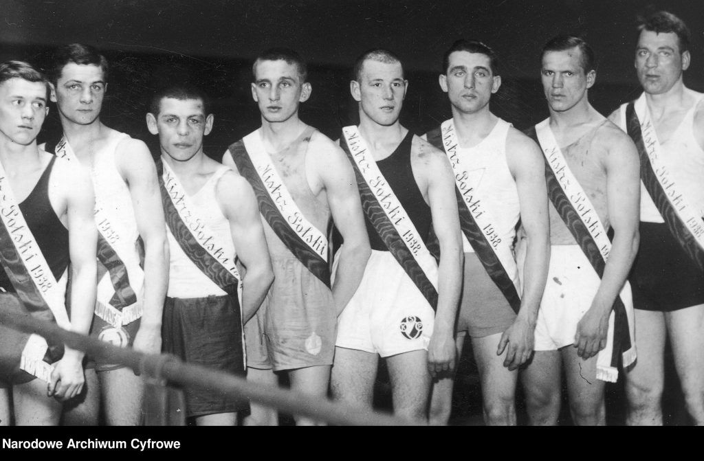 Zwycięzcy w poszczególnych kategoriach wagowych. Stoją od lewej: Alfred Jasiński, Zygmunt Koziołek, Antoni Czortek, Zbigniew Kowalski, Henryk Jańczak, Józef Pisarski, Marian Karolak i Stanisław Piłat. fot: Narodowe Archiwum Cyfrowe/
"Raz Dwa Trzy" nr 17/394 z 01.05. 1938