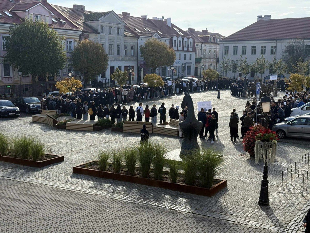 Konin: Gest empatii i wsparcia. Miasto dołącza do kampanii Białych Serc 2025