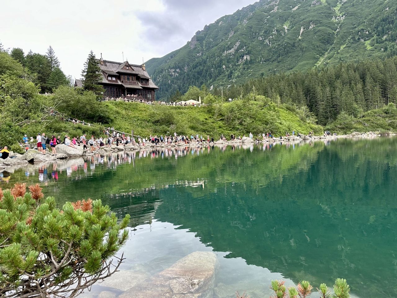 Widok na schronisko nad Morskim Okiem