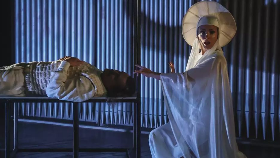 Sceny ze spektaklu &#34;Solaris&#34; we wrocławskim Teatrze Polskim/próba prasowa
