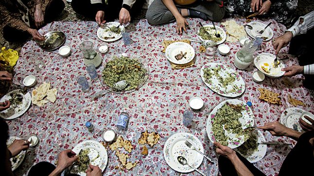 Praktykująca rodzina spożywająca wspólny posiłek podczas święta religijnego.