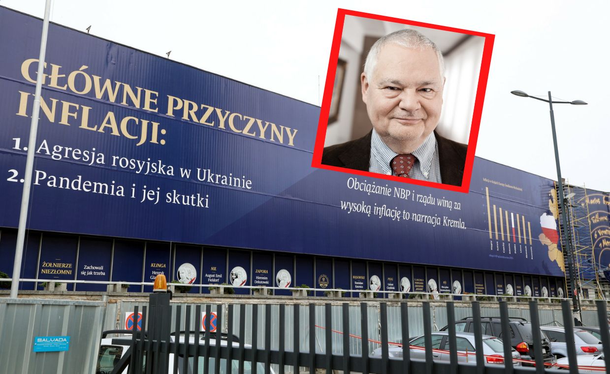 NBP wywiesiło baner, na którym wysoką inflację przypisuje skutkom pandemii i agresji Rosji na Ukrainę.