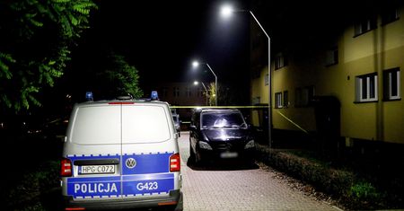 Kazała się rozebrać i usiąść twarzą do okna. Nagle został z niczym