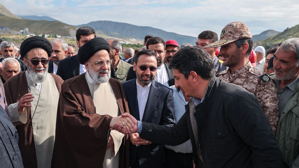 A handout photo made available by the Iranian presidential office shows, Iranian President Ebrahim Raisi (C-L) greets workers at the site of the Iran-Azerbaijan-constructed Qiz-Qalasi dam at the Aras River at the Iran and Azerbaijan shared border in north-western Iran, 19 May 2024. According to Iranian state media, a helicopter carrying Iranian President Ebrahim Raisi has suffered a 'hard landing', giving no further information about the incident. Raisi was returning after an inauguration ceremony of the joint Iran-Azerbaijan-constructed Qiz-Qalasi dam at the Aras River at the Iran and Azerbaijan shared border in north-western Iran. EPA/IRANIAN PRESIDENTIAL OFFICE / HANDOUT HANDOUT EDITORIAL USE ONLY/NO SALES HANDOUT EDITORIAL USE ONLY/NO SALES Dostawca: PAP/EPA.