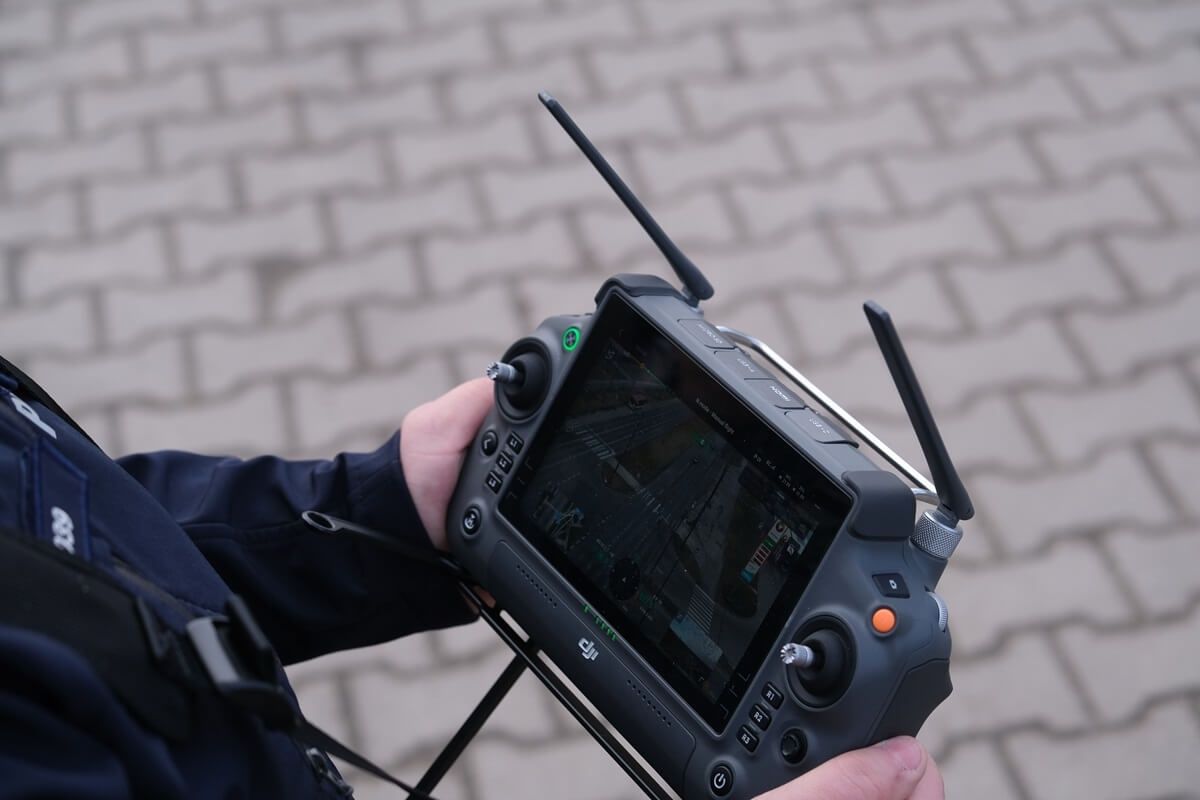 Policyjny dron obserwujący kierowców z powietrza