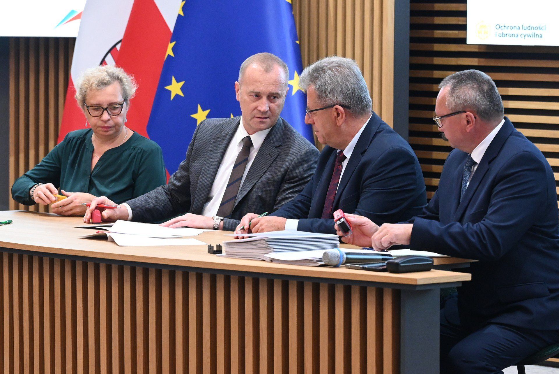 Do gminy Górno trafi 996 608,28 złotych.Dokumenty podpisali wójt Przemysław Łysak, wojewoda Józef Bryk i Robert Sabat, dyrektor Wydziału Bezpieczeństwa i Zarządzania Kryzysowego w Świętokrzyskim Urzędzie Wojewódzkim.Pieniądze pójdą na zakup agregatów prądotwórczych, radiotelefonów, defibrylatorów, beczkowozu na wodę pitną, asortymentu przeciwpowodziowego, kontenerowego obiektu magazynowego, namiotów