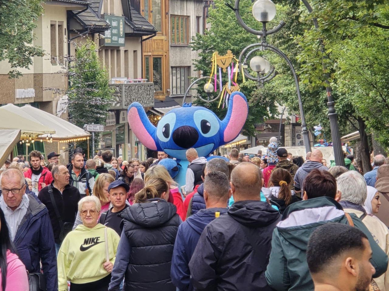 Zakopane: Tłok do ostatniego dnia wakacji? Pogoda wystraszyła, ludzie nie poszli w Tatry. Za to pełne są Krupówki
