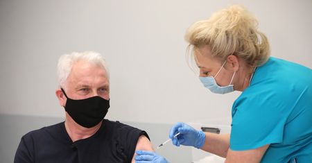 Koronawirus. SMS wzywa na szczepienie przeciw COVID-19. Wyjaśniamy, co zrobić
