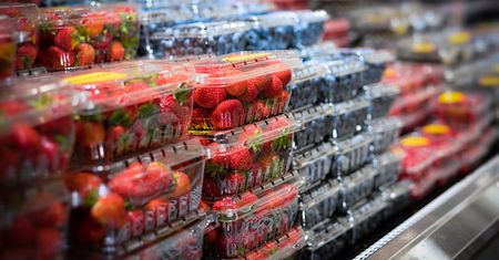 Wiosną się nimi zajadamy na potęgę. Dietetyczka tłumaczy, jak naprawdę wpływają na organizm