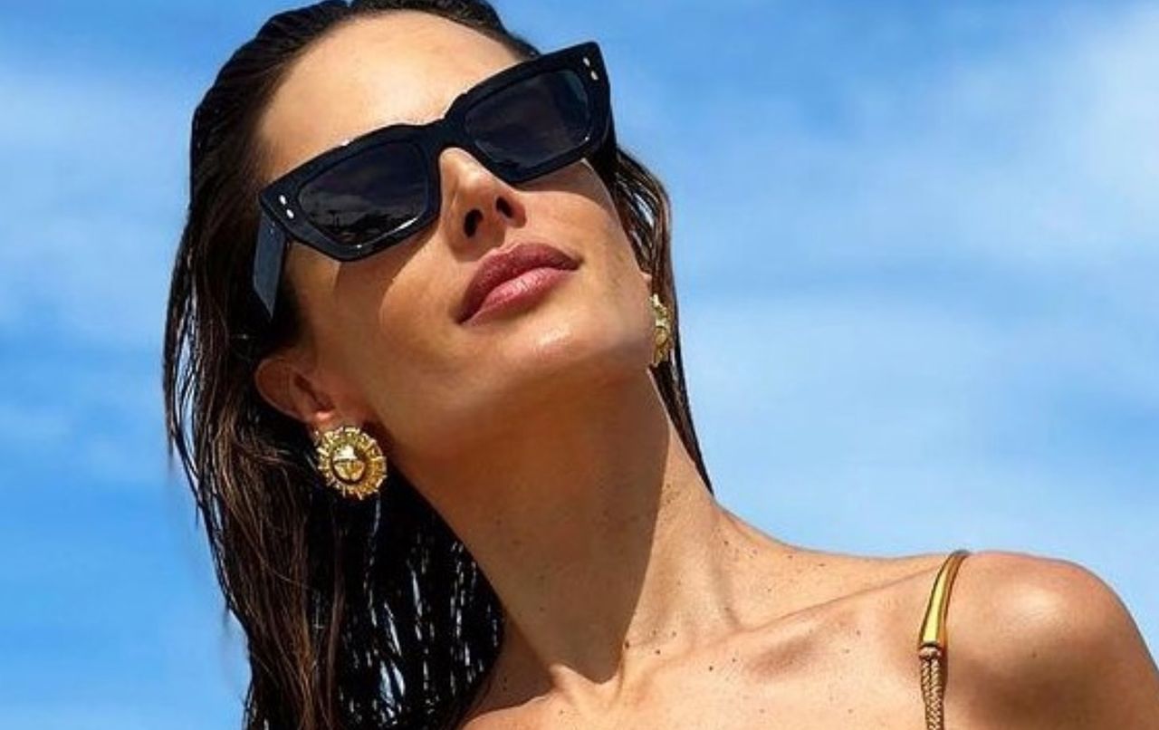 Alessandra Ambrosio też uległa modzie na noszenie bikini "do góry nogami" 