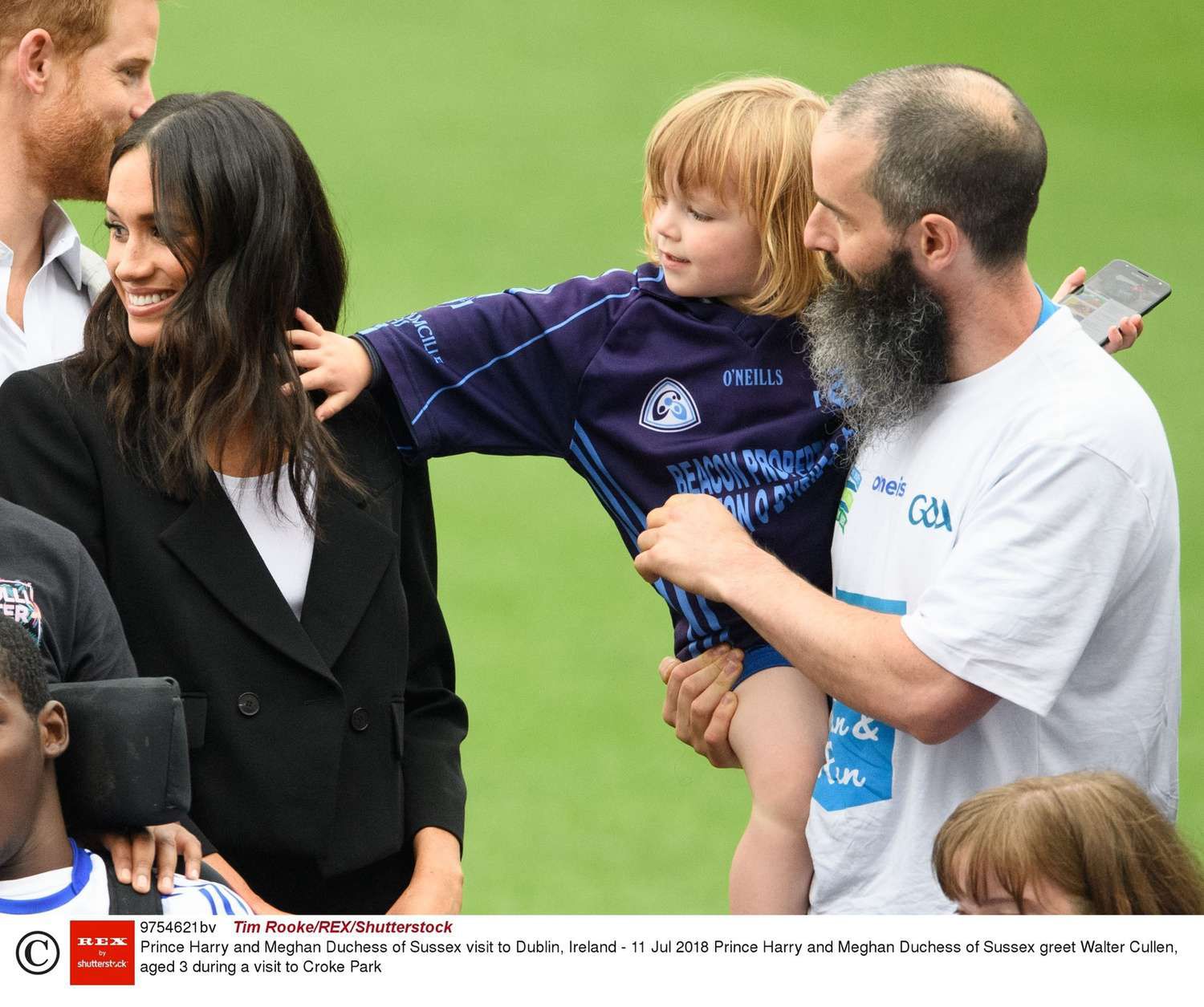 Książę Harry i Meghan Markle w Irlandii. 3-ltni Walter Cullen złapał księżną za włosy