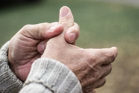 Wybity kciuk – przyczyny, objawy i leczenie