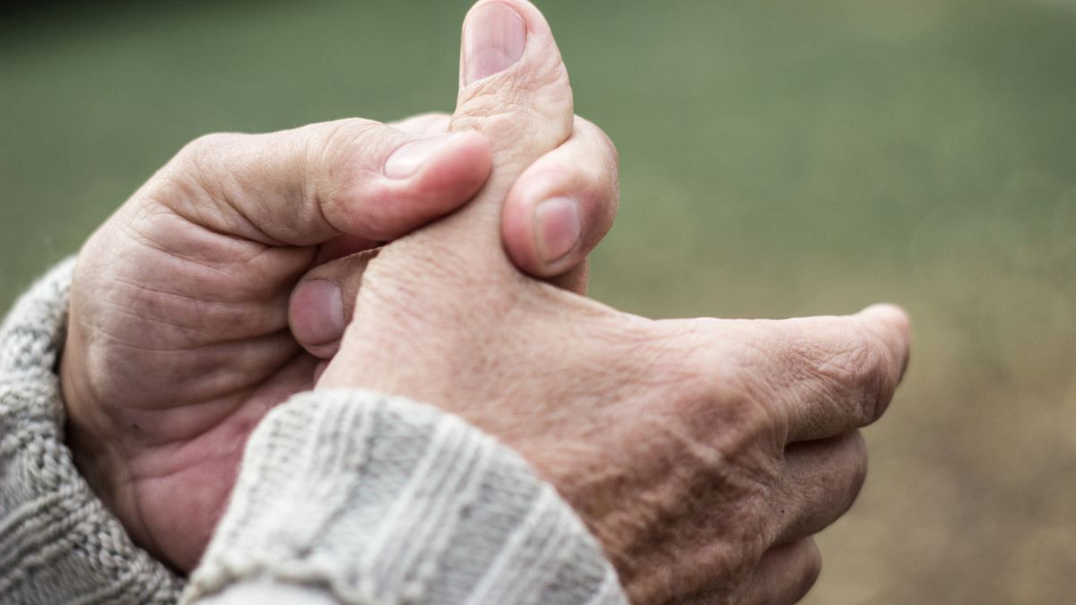 Wybity kciuk objawia się bólem, obrzękiem i zaczerwienieniem