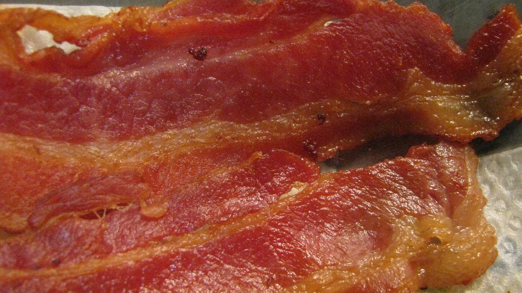 Peklowany boczek wieprzowy przygotowany w mikrofalówce