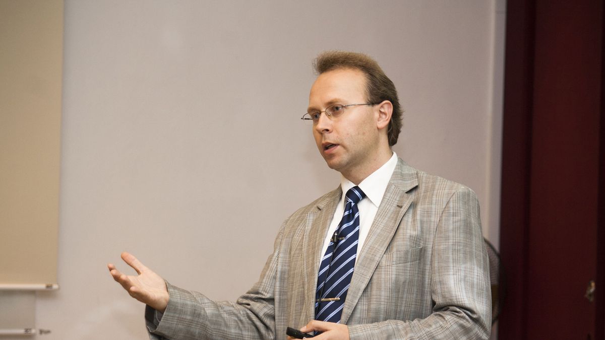 Prof. Krzysztof Piech jest znanym ekspertem w dziedzinie kryptowalut i blockchain