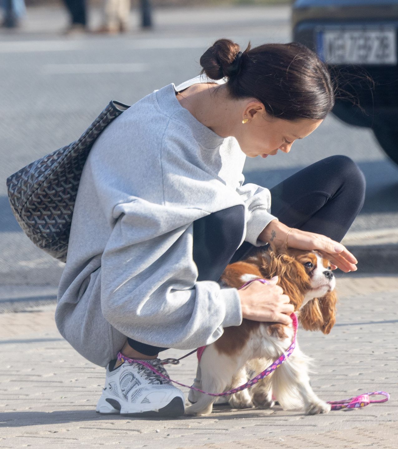 Naturalna Edyta Zając spaceruje z pieskiem