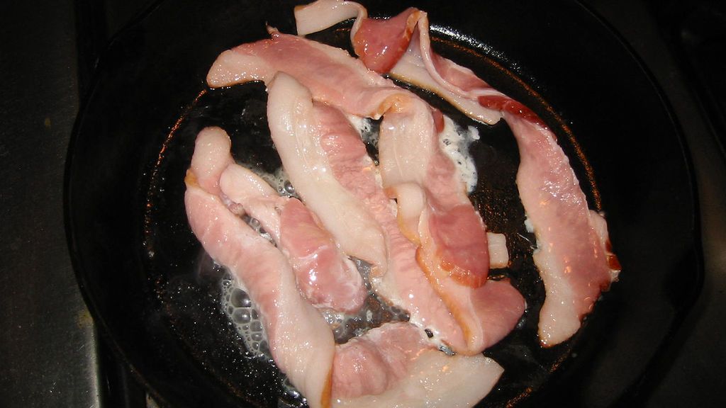 Peklowany krojony boczek wieprzowy smażony na patelni