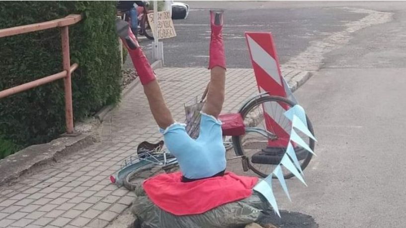 Z dekoracji dożynkowej ktoś ukradł czerwone kozaki