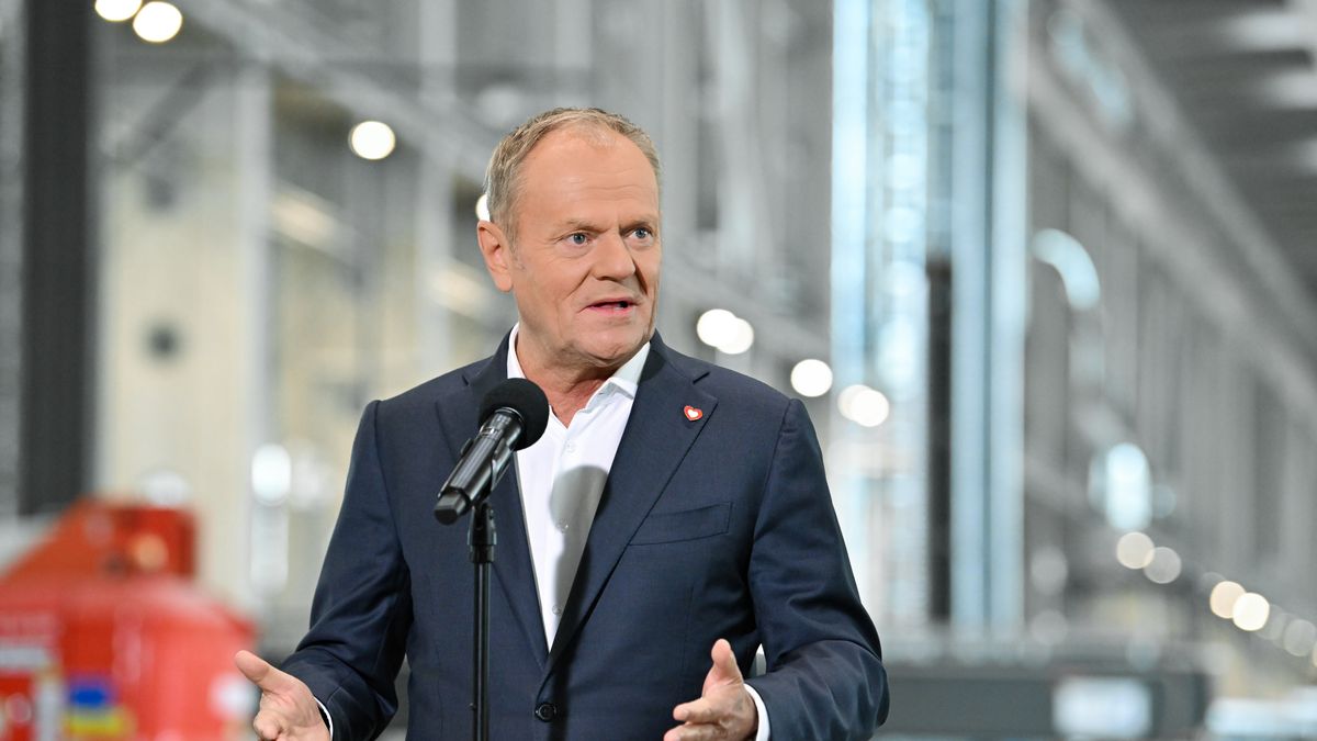 Gdańsk, 22.05.2025. Premier Donald Tusk podczas spotkania z mediami, po wizycie w zakładzie produkcyjnym morskich wież wiatrowych Baltic Towers, 22 bm. w Gdańsku. (mr) PAP/Andrzej Jackowski