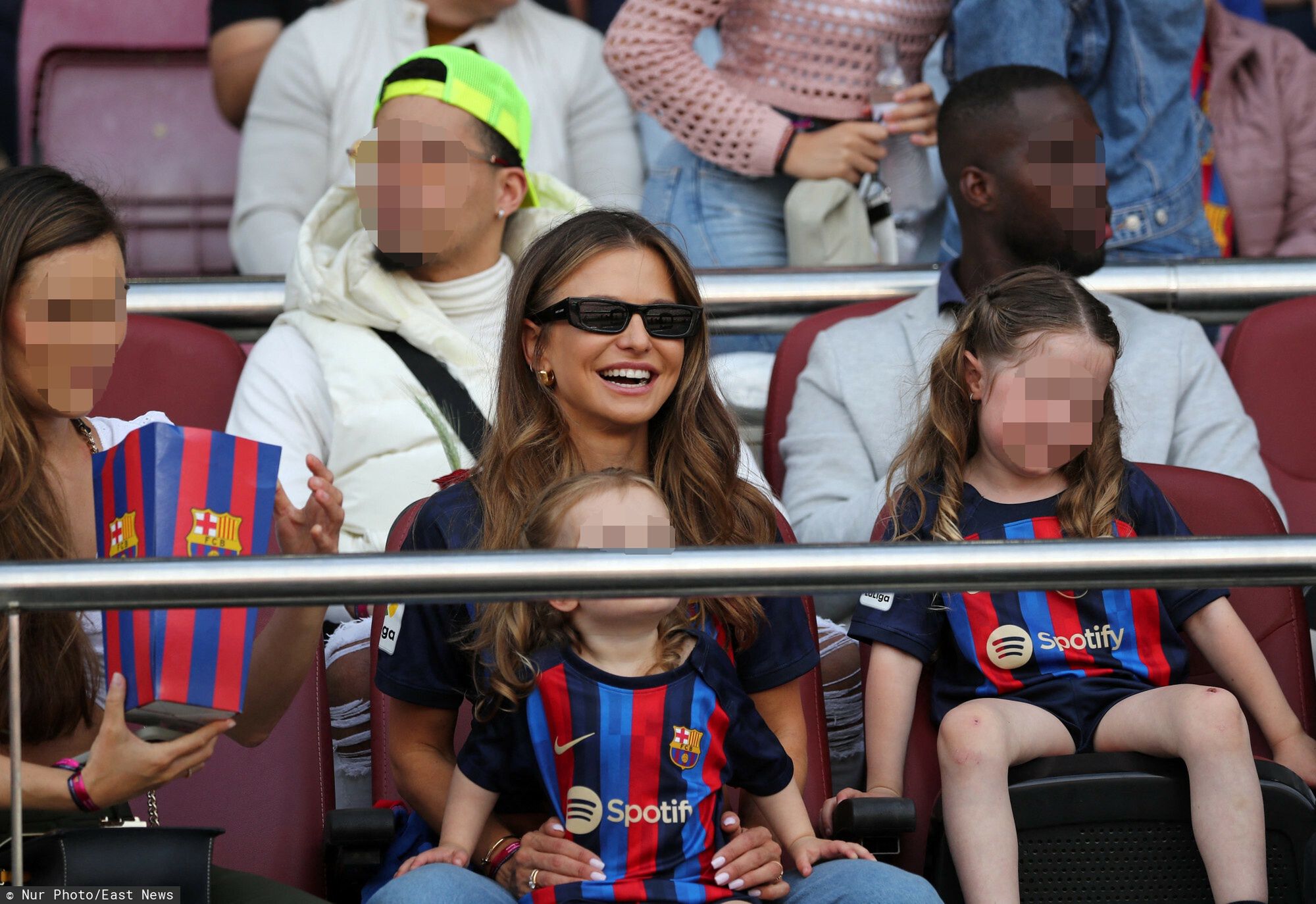 Anna Lewandowska z córkami dopingują Roberta z trybun