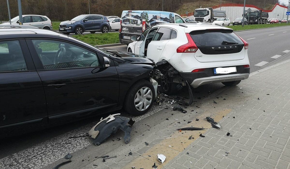 Zderzenie renault z volvo na skrzyżowaniu ulic Ducha z Północną