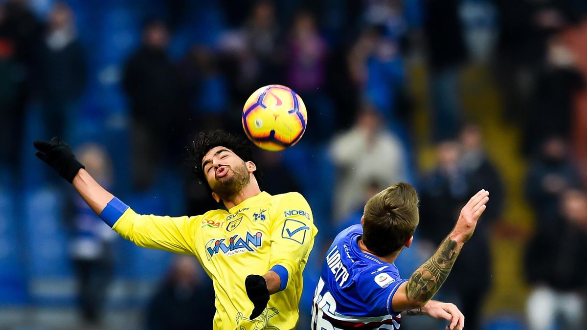 PAP/EPA / SIMONE ARVEDA  / Na zdjęciu: Karol Linetty (z prawej) oraz Mehdi Leris (z lewej)