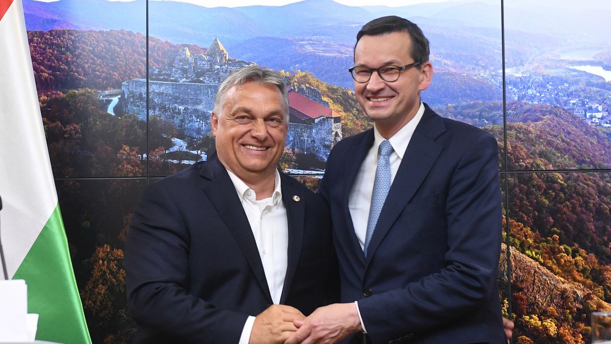 Premier RP Mateusz Morawiecki (z prawej) i premier Węgier Viktor Orban (z lewej) 