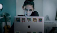 Grimes reklamuje Apple