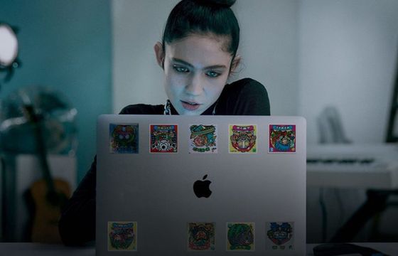 Grimes reklamuje Apple