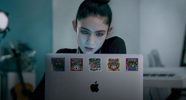 Grimes reklamuje Apple