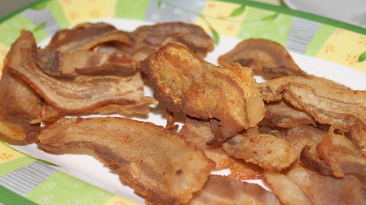 Gotowany boczek wieprzowy z oddzielonym tłuszczem